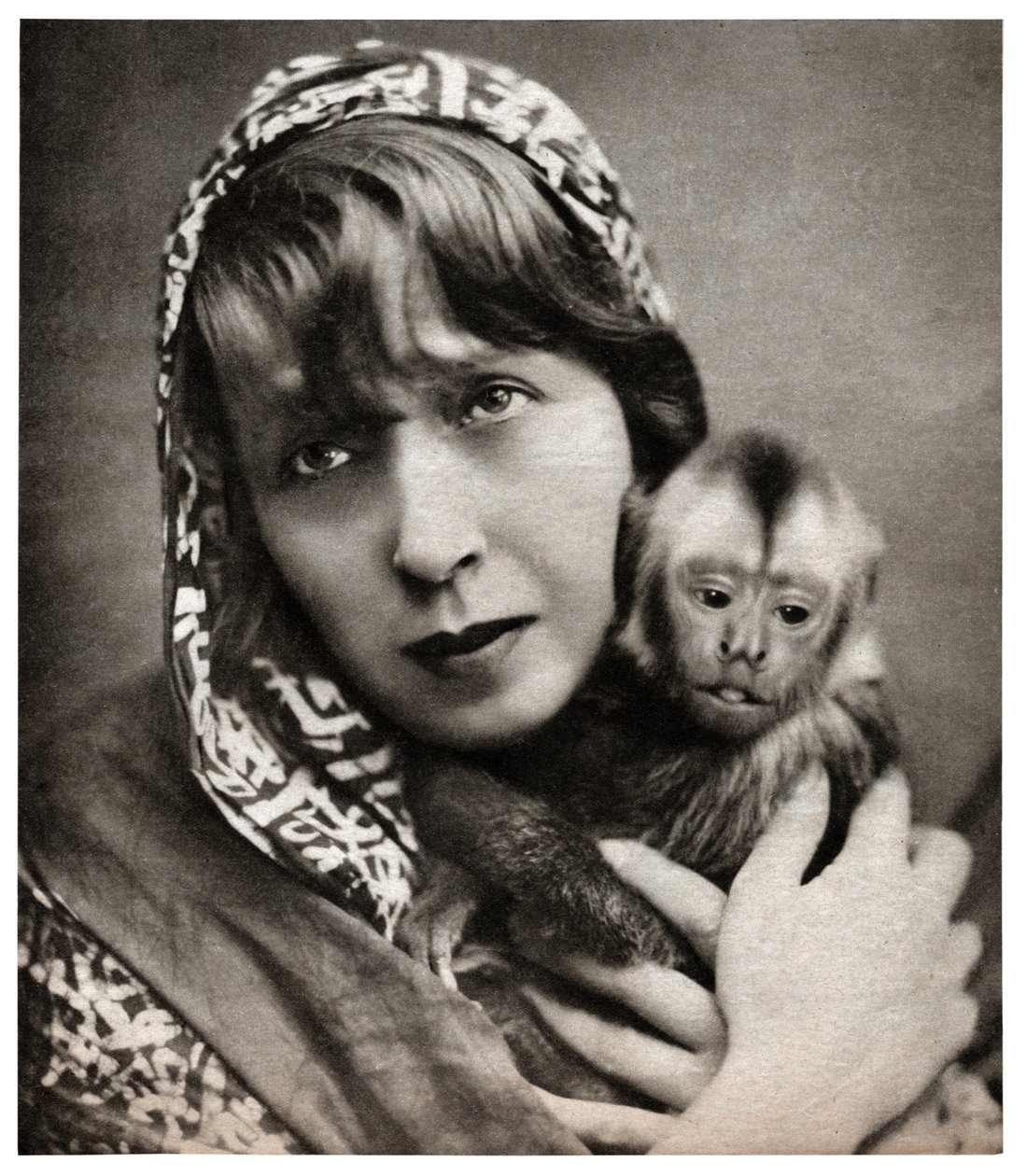 Mistinguett avec un petit singe - . .