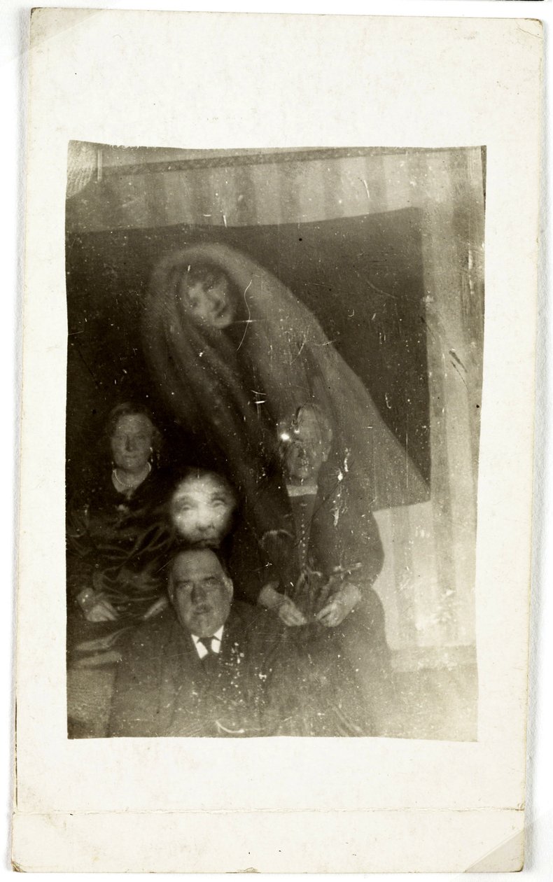 Phénomène paranormal : portrait de trois vieilles personnes, l