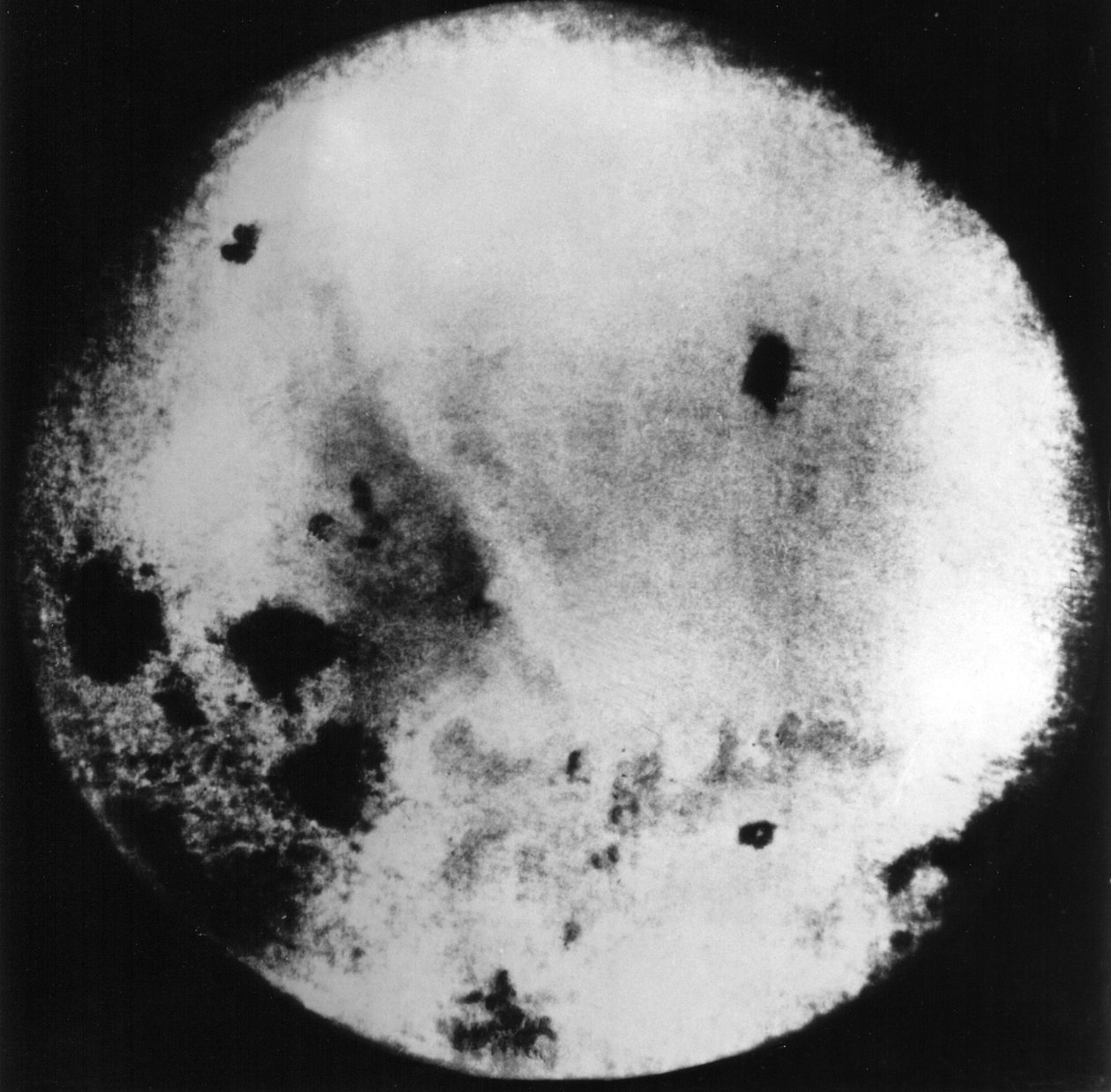 Photographie de la face cachée de la Lune prise et transmise à la Terre par la sonde lunaire soviétique Luna 3 - Frederick (attr. to) Barnard