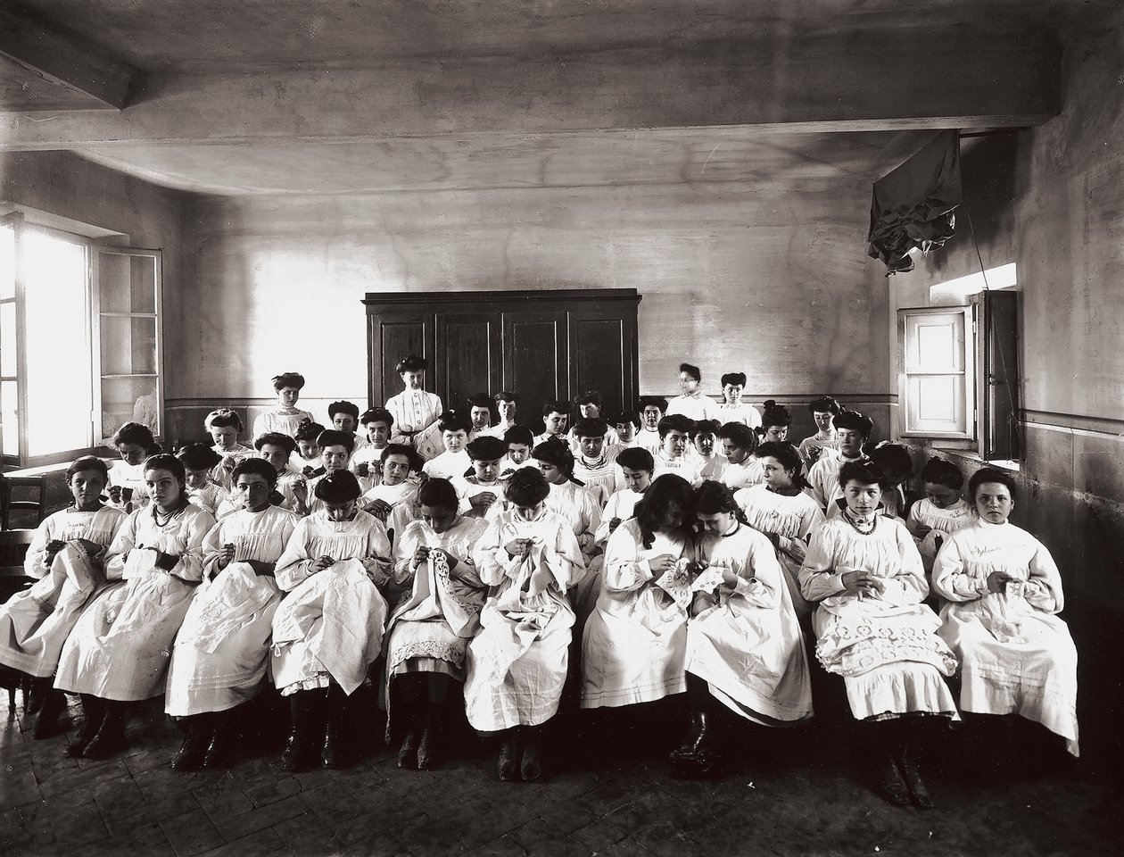 École professionnelle pour femmes, à Florence : une leçon de broderie - Henry Charles Fehr