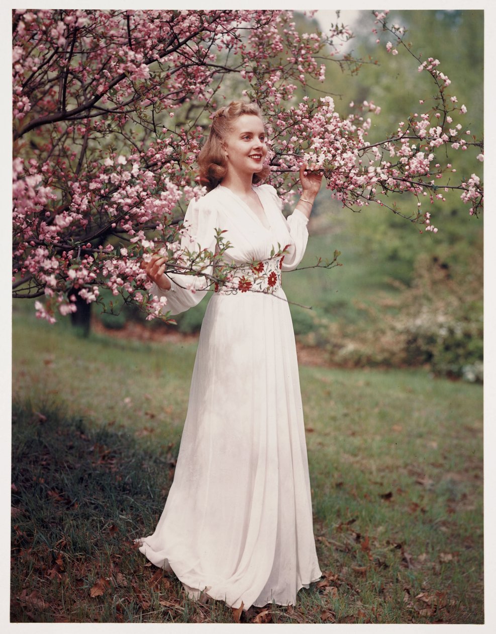 Femme modélisant une robe près des fleurs, vers les années 1940 - Frederick (attr. to) Barnard