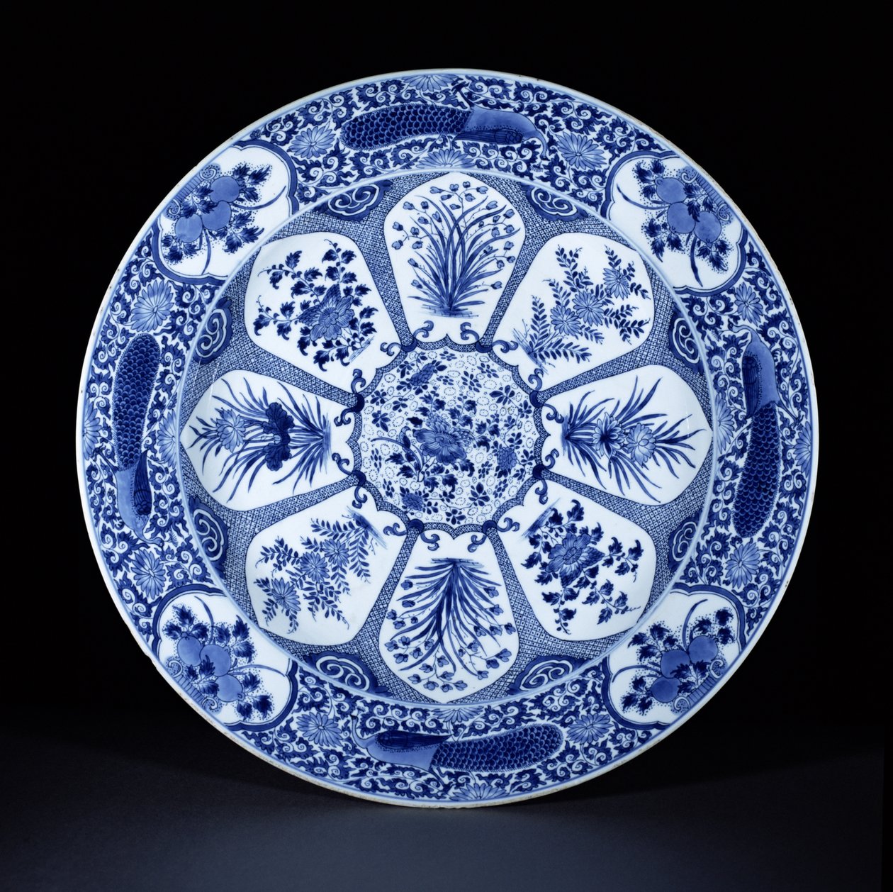 Assiette bleue et blanche, période Kangxi, c.1700 (porcelaine) - Chinese School