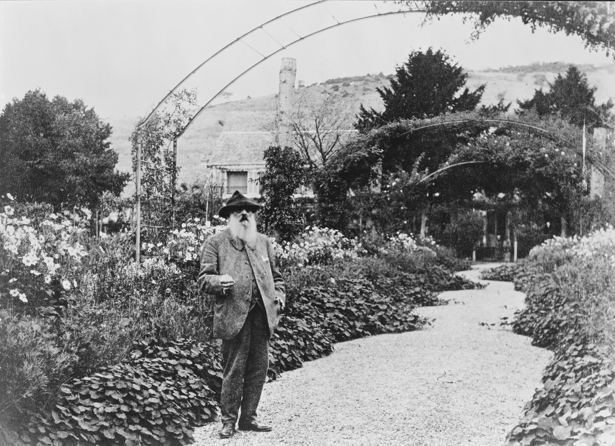 Claude Monet dans son jardin à Giverny, 1925 - French Photographer