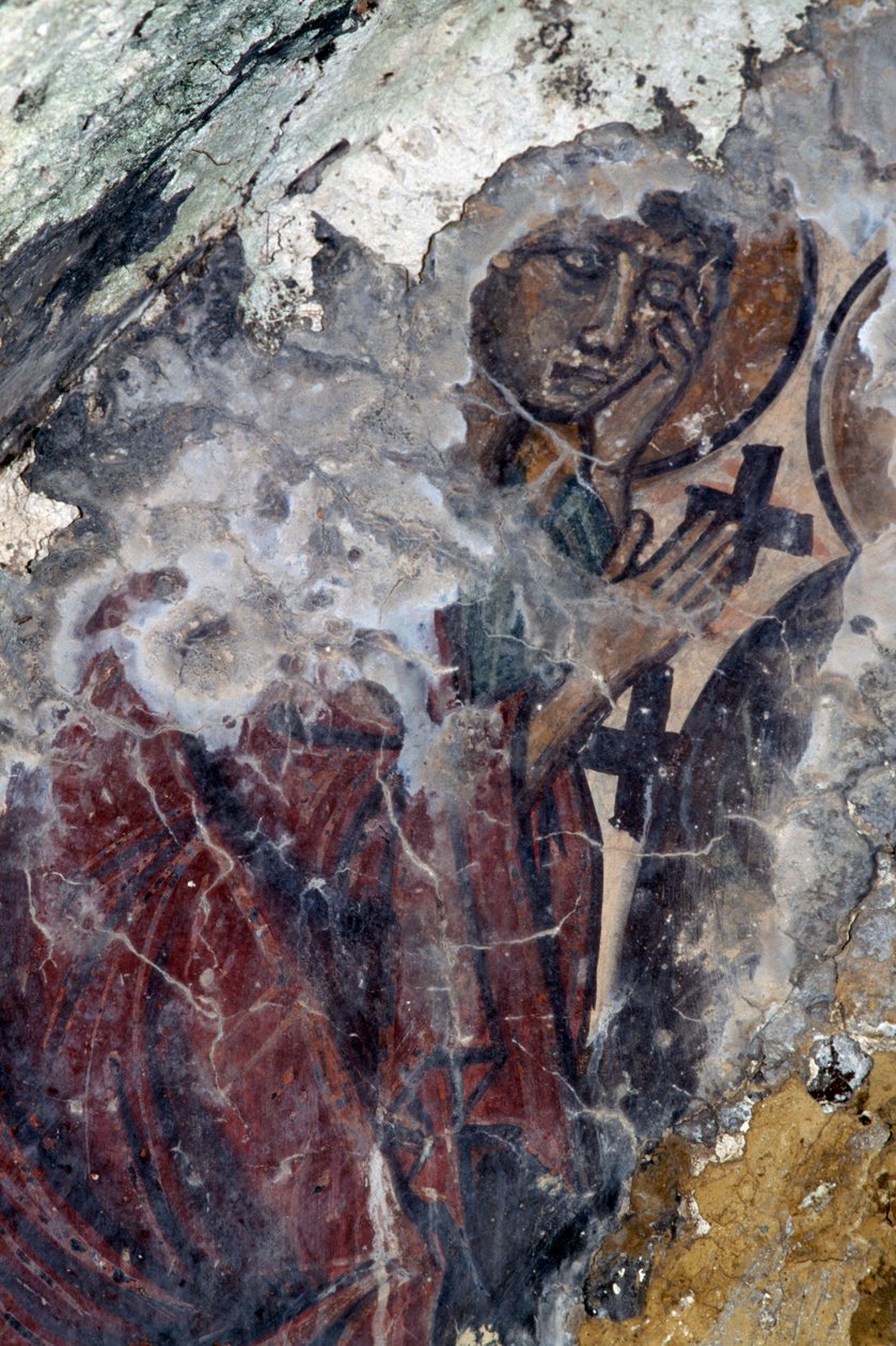 Figure de saint avec des croix, fresque dans l