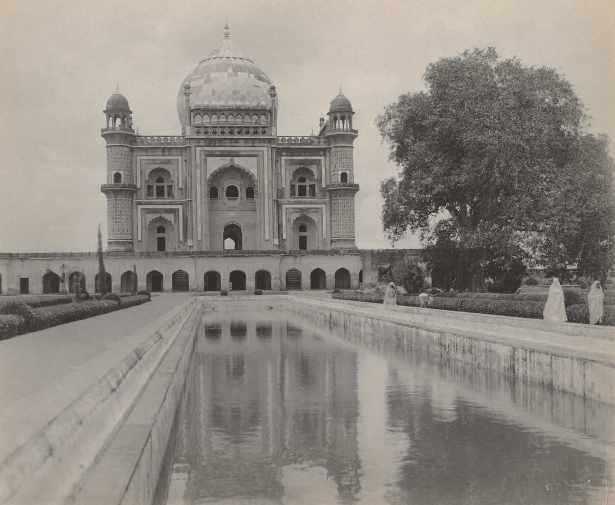Tombe de Saftar Jung, Delhi - studio of A. W. A. Plâté Studio (Ceylonese)