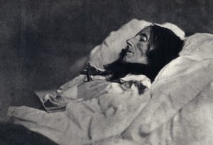 Portrait de la poétesse Marceline Desbordes-Valmore (1786-1859) sur son lit de mort. Photographie par Félix Tournachon dit Nadar (1820-1910) en 1859. Impression par Victor Tournachon, père de Nadar, fin du 19e siècle