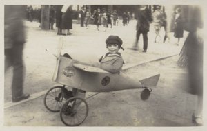 Garçon dans un avion jouet (photo n/b) - (after) English photographer