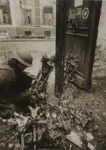 Cambrai, chandeliers attachés en fagots, prêts pour le retrait par les Allemands, mais laissés derrière - (after) English photographer