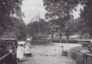 Nourrir les pigeons, Buxton - (after) English photographer