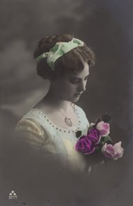 Fille regardant dans un bouquet de roses (photo en couleur)