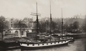 Le navire ami, Charing Cross Pier (photo n/b) - (after) English photographer