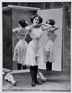 Mannequin présentant le corset Thylda, photo Félix - dans Les Modes, déc. 1907. - (after) Felix Studio