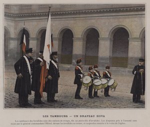 Les Tambours, Un Drapeau Hova (photo en couleur) - (after) French Photographer