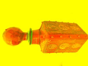 Bouteille de whisky avec revêtement en cuir et clous - Martina Konitzky