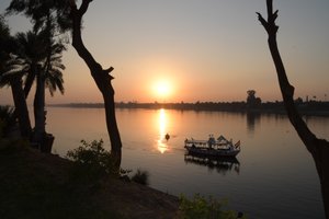 Reflets dorés du coucher de soleil sur une rivière paisible