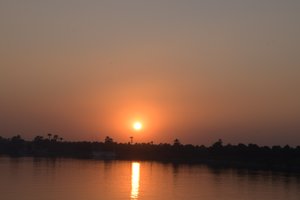 Reflets dorés du coucher de soleil sur une rivière paisible