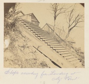 Montée des marches depuis le débarcadère de City Point - A.J. Russell