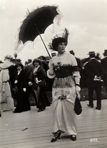 Mode aux courses : une spectatrice à la Journée des drags, Auteuil, France - A. Calavas