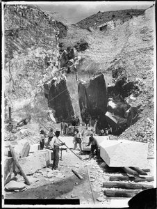 Alpi Apuane (Carrara). Carriers et blocs de marbre en cours de découpe (photo n/b) - A. Corsini