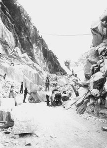 Excavatrices au travail dans une carrière de marbre dans les Alpes apuanes, Toscane - A. Corsini