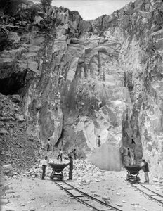 Excavateurs au travail dans une carrière de marbre dans les Alpes Apuanes, en Toscane - A. Corsini