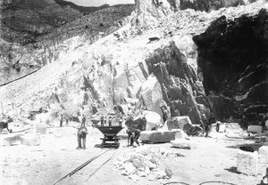 Excavateurs au travail à la carrière de marbre 