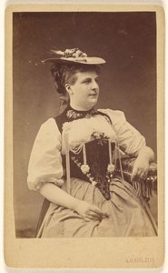 [Femme non identifiée en costume indigène avec chapeau, assise]. - A. Gabler