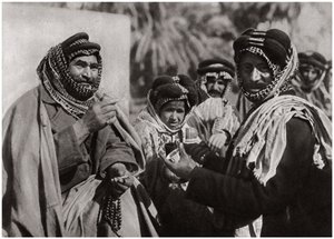 Un cheikh dégustant le célèbre café arabe, Irak, 1925