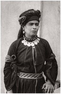 Dame kurde en costume traditionnel, Irak, 1925