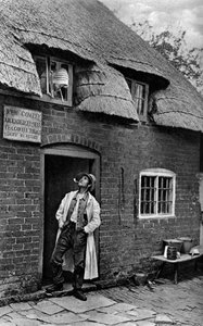 Un homme fumant une pipe devant un magasin, Worcestershire