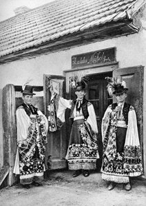 Jeunes prêtres en costume dans la campagne hongroise, 1926