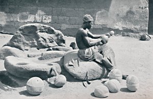 Un homme Yoruba gravant des bols en argile et des jarres à eau, arrière-pays de Lagos, Nigeria