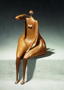 Femme assise avec une sacoche