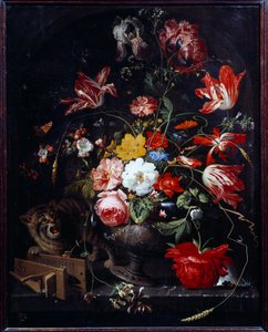 Chat renversant un vase de fleurs