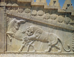 Lion combattant un taureau, relief sur l