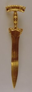 Épée avec décoration de tête de lion double, de Hamadan, Iran