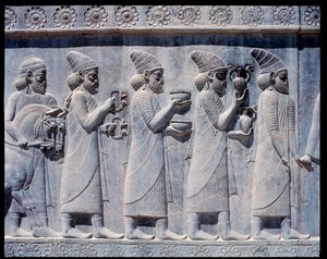 Vue des reliefs des escaliers orientaux : ambassadeurs assyriens apportant des offrandes et des présents - Achaemenid