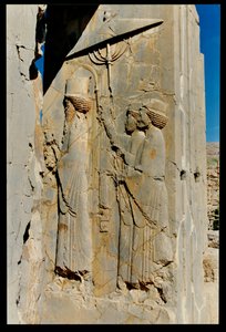 Xerxès (c.519-465 av. J.-C.) et ses assistants entrant ou quittant le palais, relief du Hadish (palais privé de Xerxès), c.480-70 av. J.-C. - Achaemenid