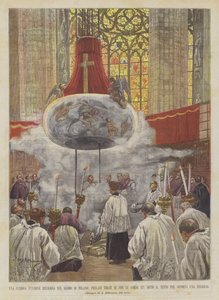 Une curieuse fonction religieuse dans la cathédrale de Milan, prélats tirés avec des cordes jusqu