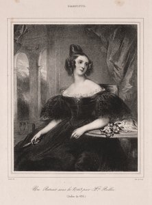 Jeune femme avec un éventail assise à une table