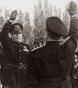 Benito Mussolini honore un officier fasciste avec un salut