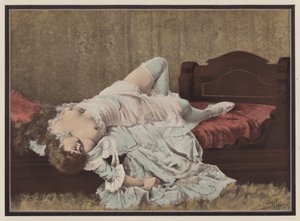 Femme allongée sur un lit