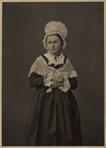 Femme en robe lorraine - Adolphe Braun