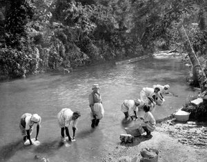 Femmes lavant des vêtements dans la rivière, Port Antonio, Jamaïque - Adolphe Duperly and Son
