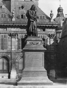 Statue de Voltaire par Joseph Michel Caille (1836-81) Quai Voltaire, fin du 19e siècle