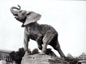 Jeune éléphant pris au piège (1878) par Emmanuel Fremiet (1824-1910) devant le Palais du Trocadéro, construit pour l