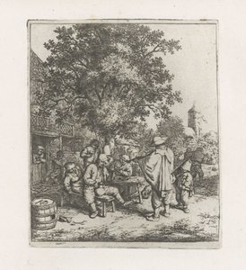 Deux musiciens avec un groupe buvant