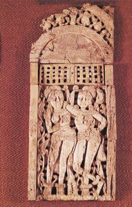 Plaque indienne sculptée représentant deux figures féminines sous un torana, de Begram, Afghanistan, 1er-2e siècle