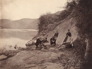 [Portrait de groupe près du monastère de Fangguangyan, Fujian], vers 1869. - Afong Lai