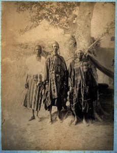 Trois hommes sénégalais en costume traditionnel (photo n/b)